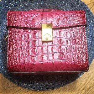Elegant Pink Crocodile-Embossed Women's Bag
